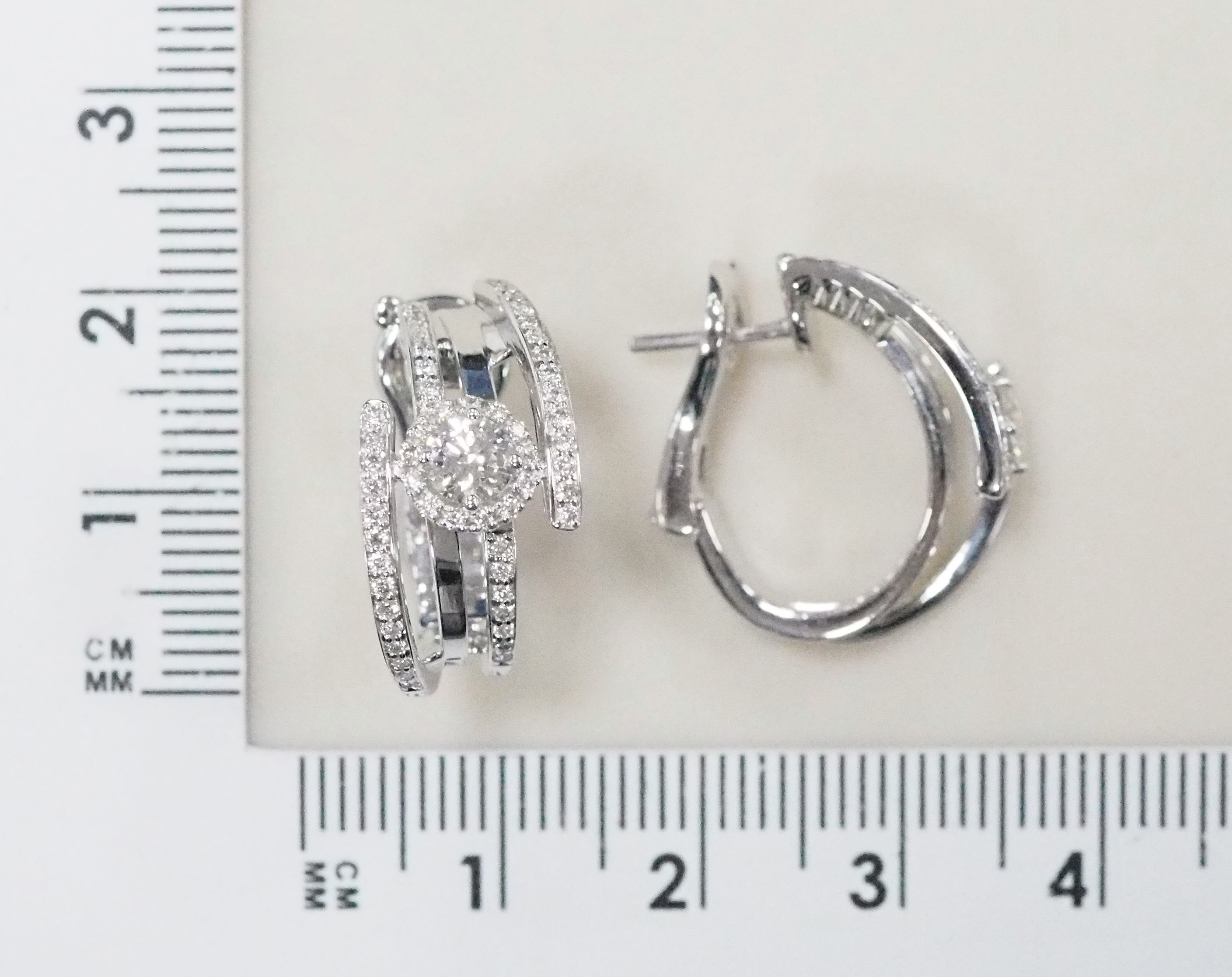 Золотые серьги 585 пробы; белое золото; родий; вставки 2 Бр.Кр-57 0,470 3/5А; 30 Бр.Кр-57 0,310 3/5